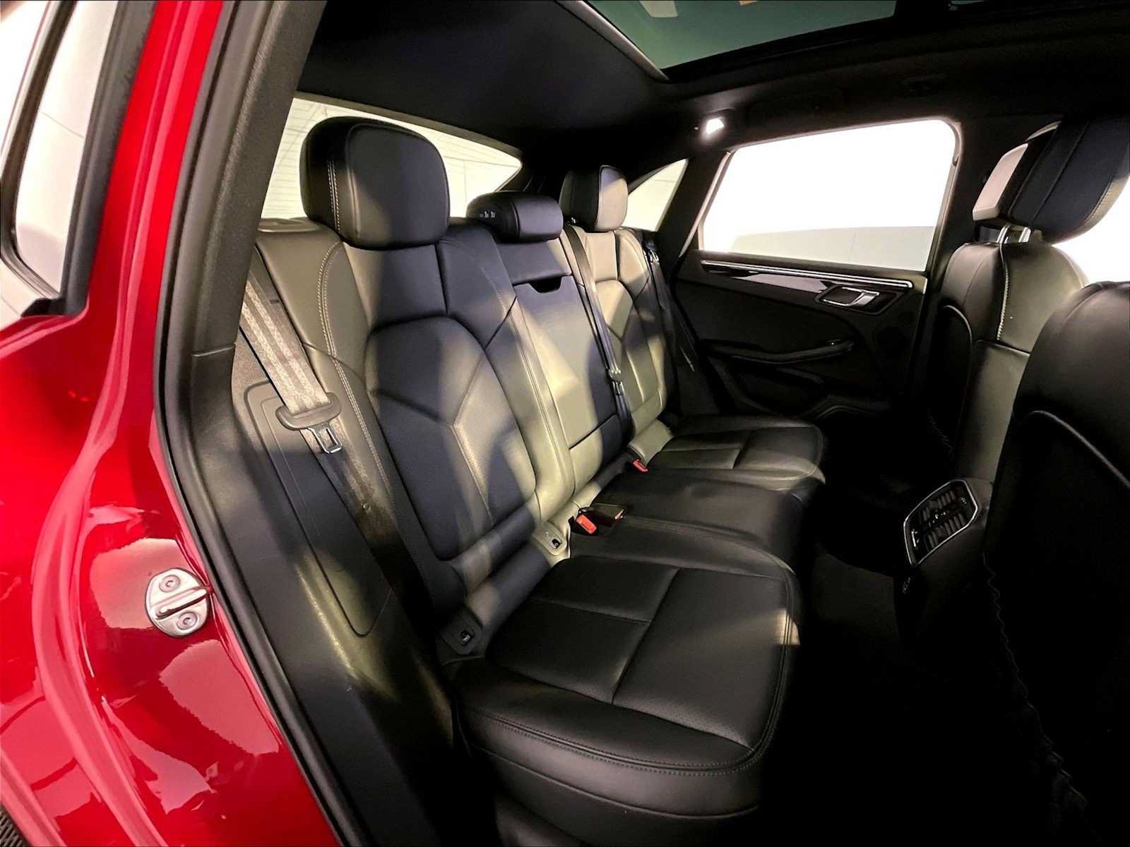 Certified 2023 Porsche Macan AWD/4WD image 23