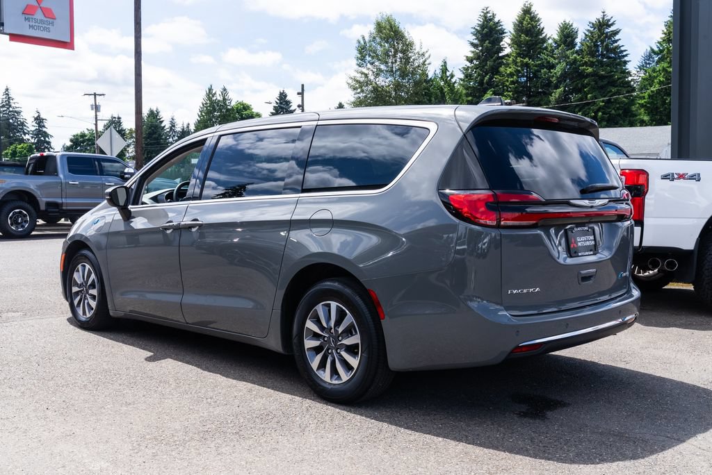 Used 2023 Chrysler Pacifica Touring-L FWD image 4