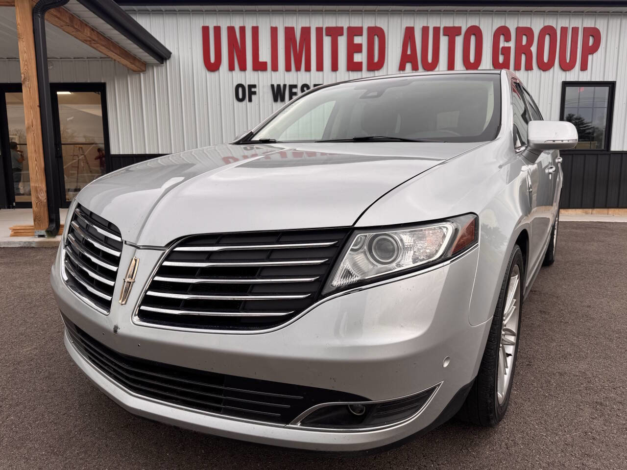 Used 2019 Lincoln MKT AWD image 2