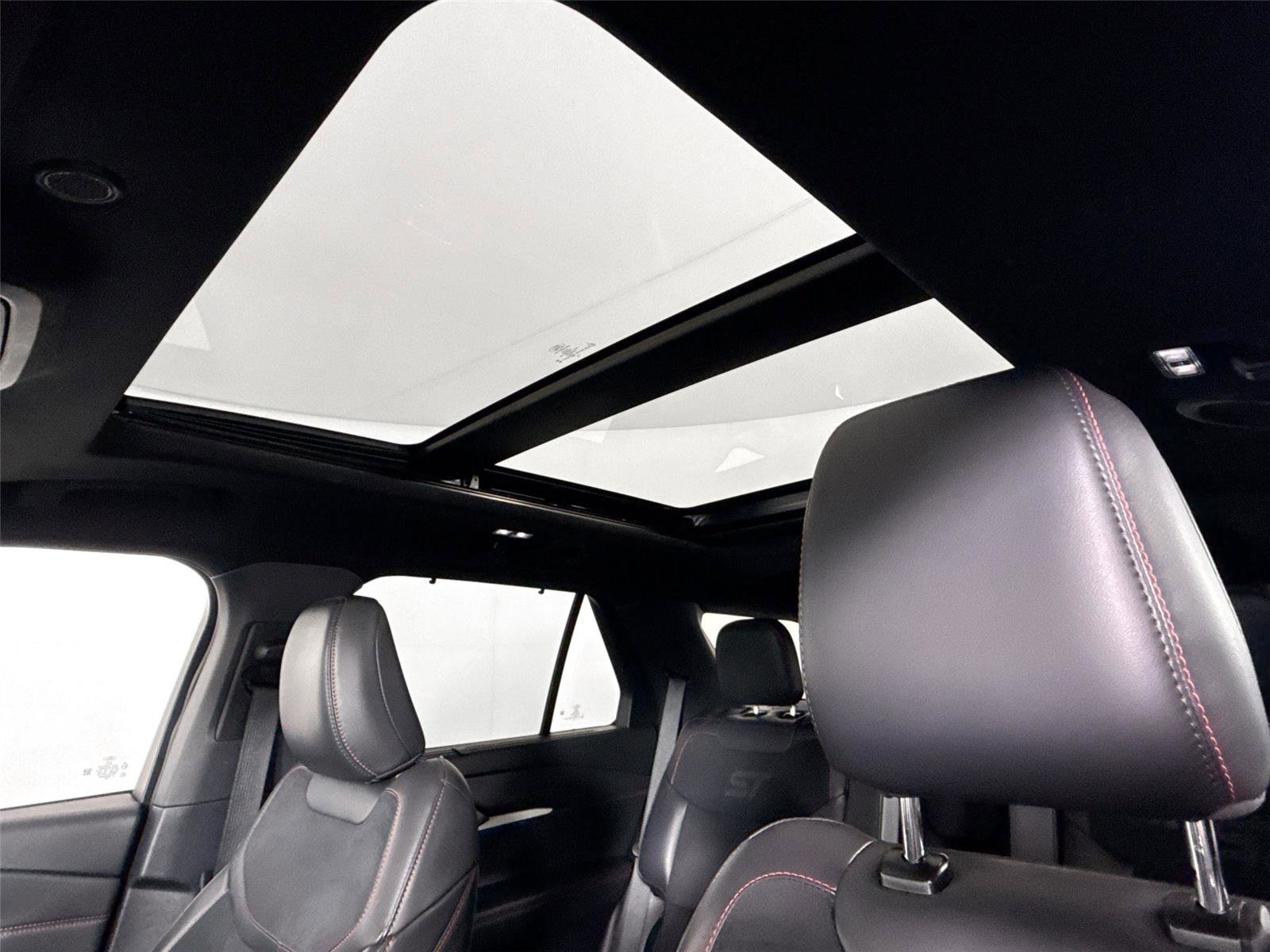 Used 2025 Ford Explorer ST image 2