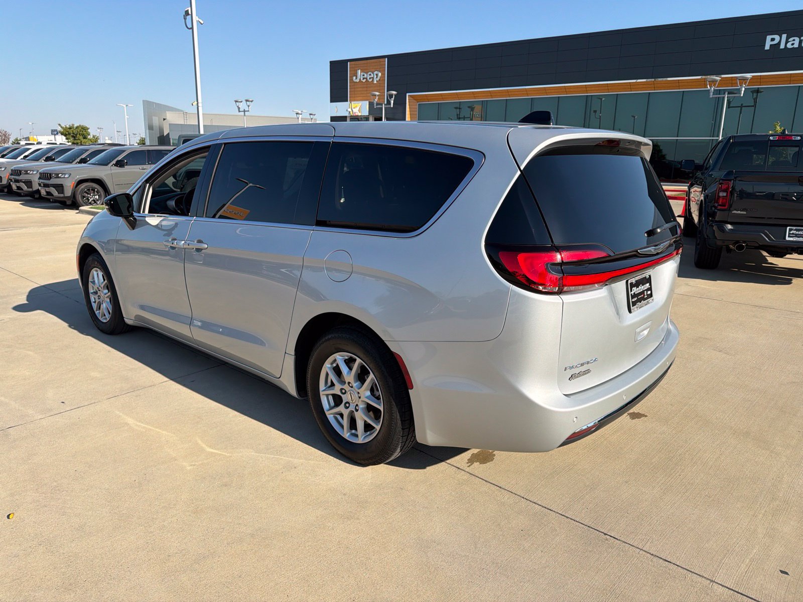 Used 2024 Chrysler Pacifica Touring-L FWD image 3