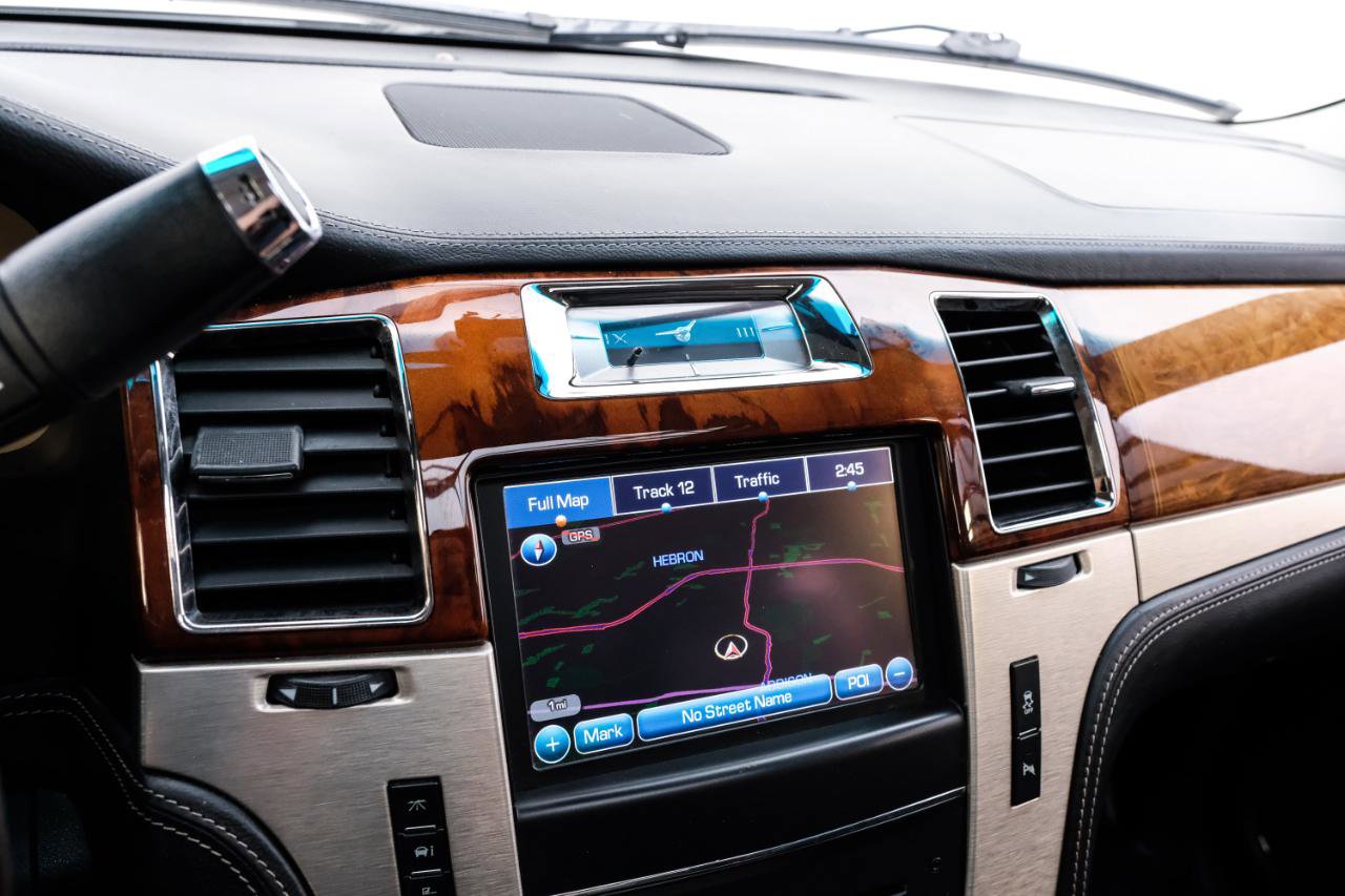 Used 2013 Cadillac Escalade Platinum RWD image 32