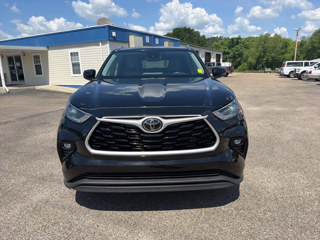 Used 2021 Toyota Highlander XLE FWD image 3