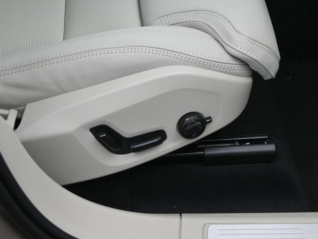 New 2026 Volvo XC60 B5 Ultra w/ Protection Package Premier image 38