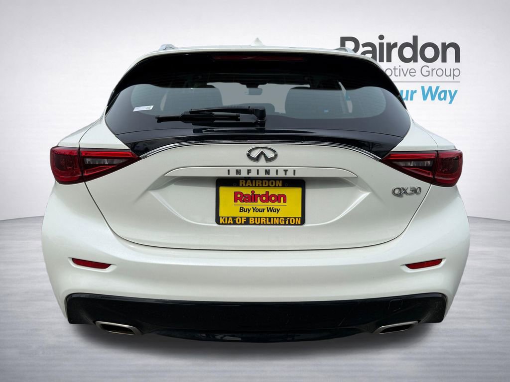 Used 2017 INFINITI QX30 Premium image 8