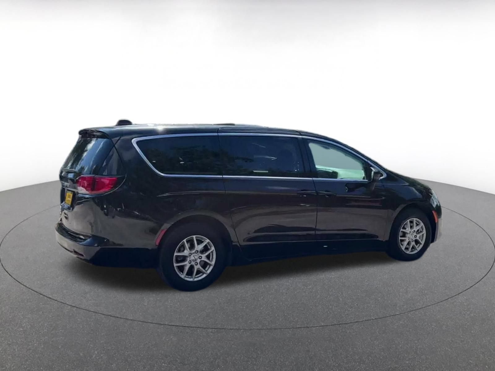 Used 2024 Chrysler Voyager LX FWD image 14