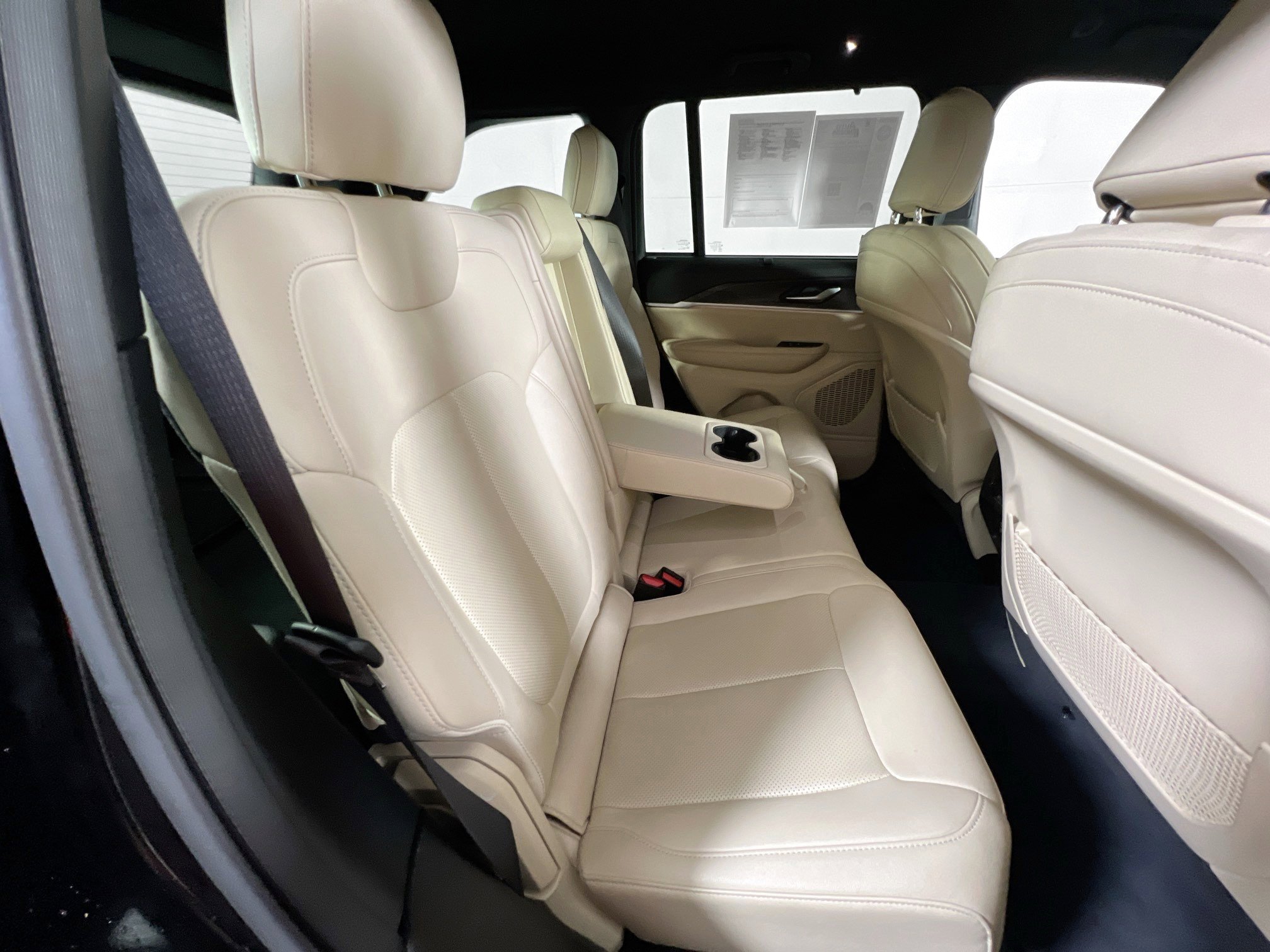 Used 2023 Jeep Grand Cherokee Limited w/ Luxury Tech Group II image 25