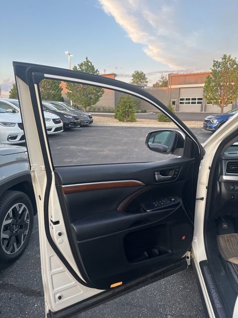 Used 2018 Toyota Highlander Limited image 11