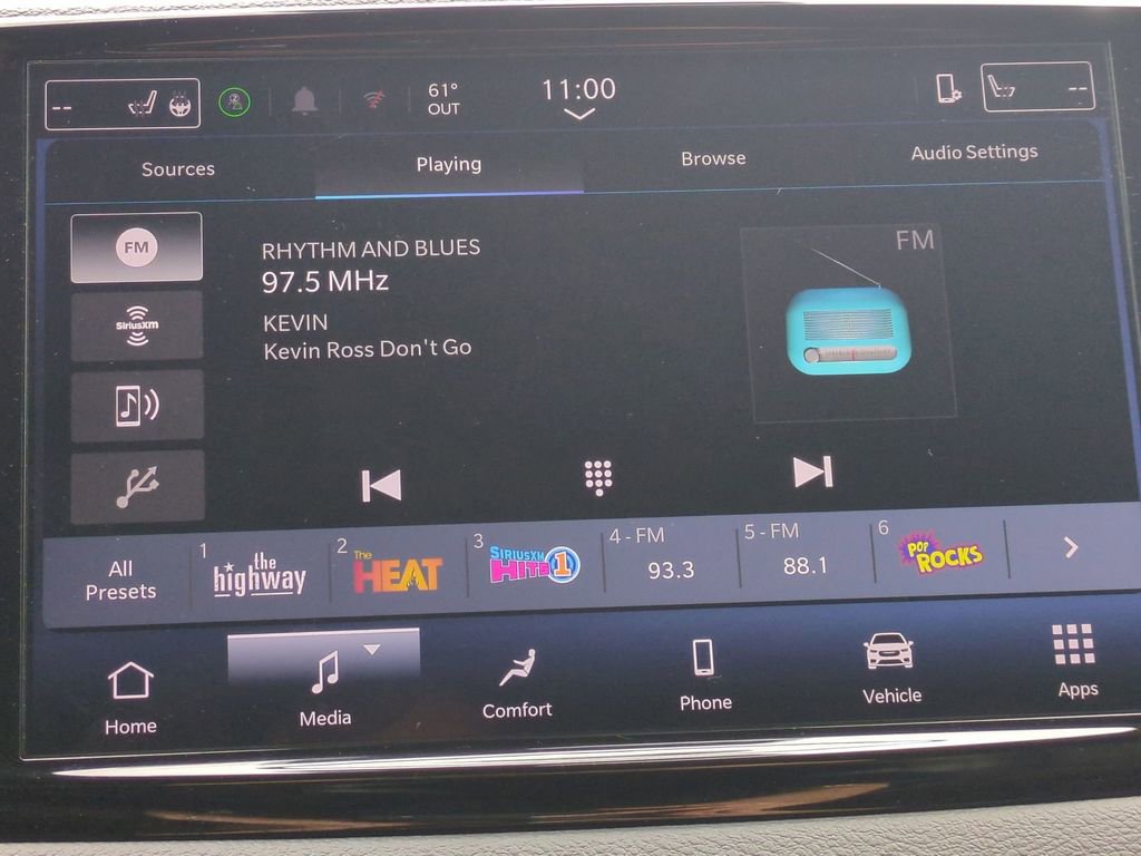 Used 2025 Chrysler Pacifica Select image 18