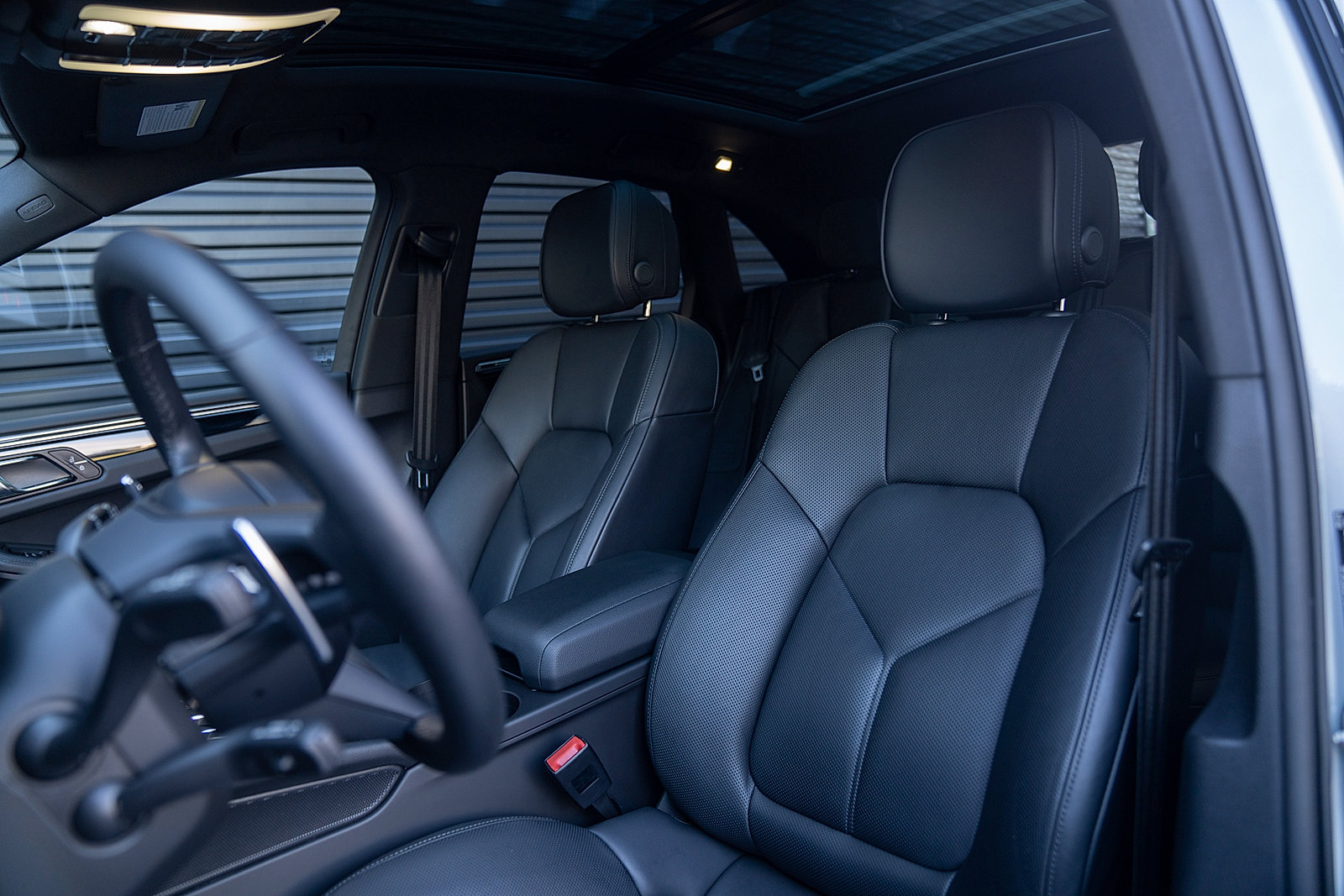 Certified 2025 Porsche Macan image 5