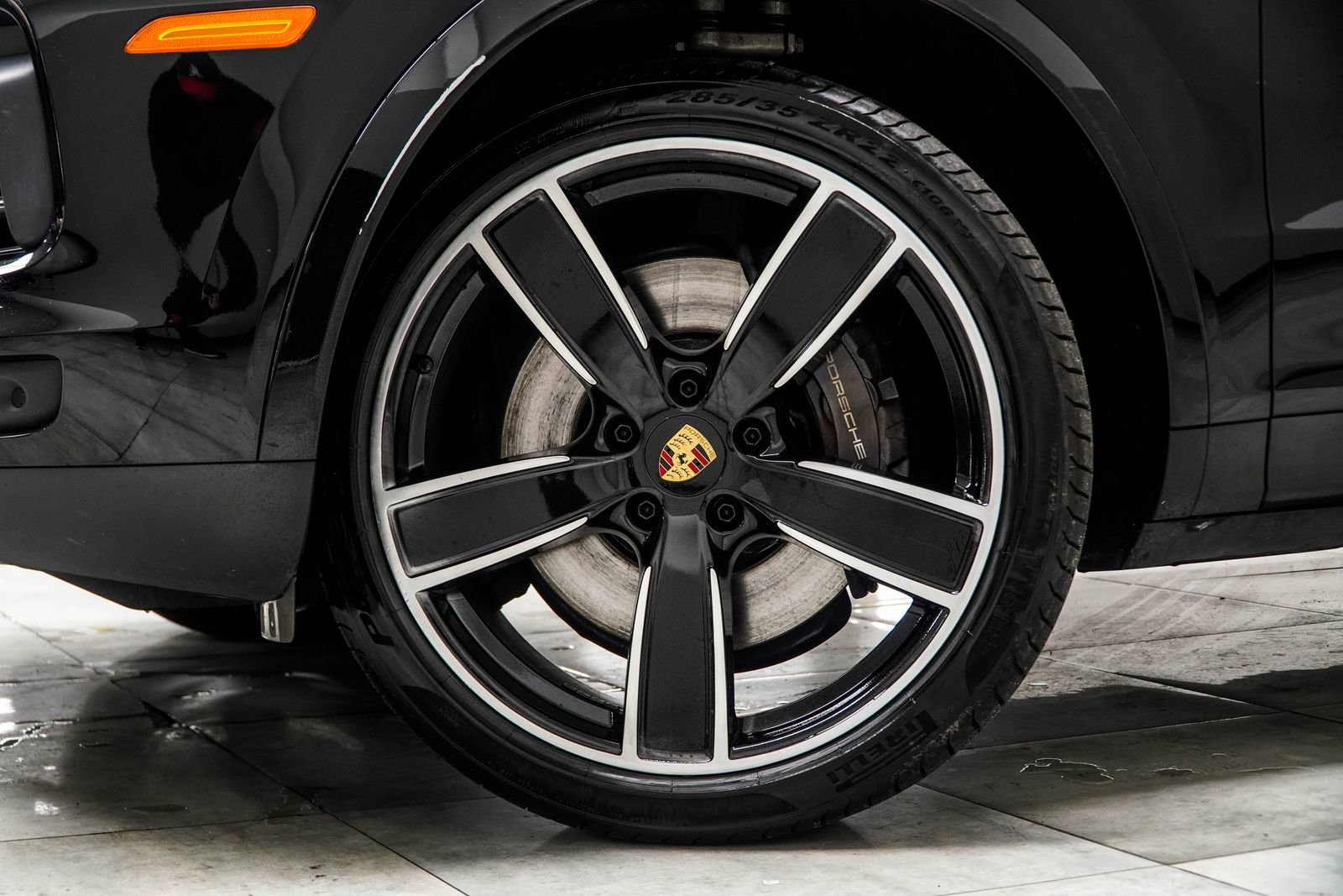 Used 2023 Porsche Cayenne Platinum Edition image 6