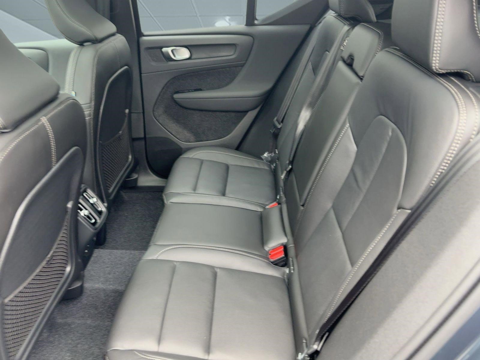Used 2026 Volvo XC40 B4 Core w/ Climate Package FWD image 7