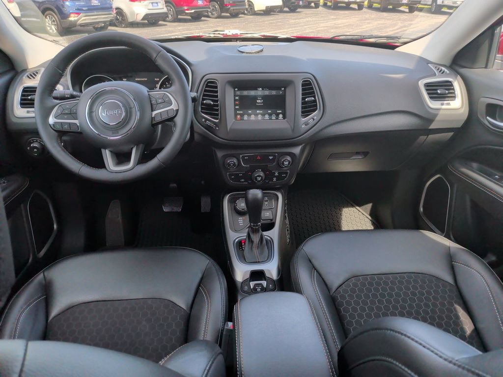 Used 2019 Jeep Compass Latitude w/ Popular Equipment Group AWD/4WD image 2