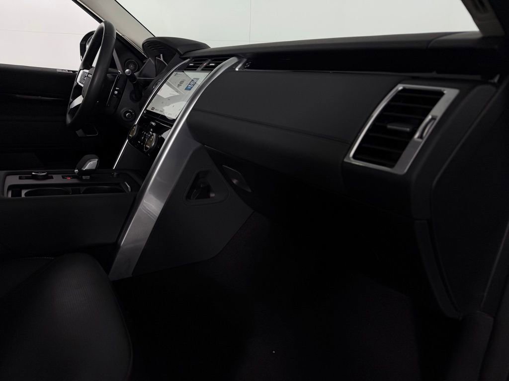 Used 2024 Land Rover Discovery S image 33