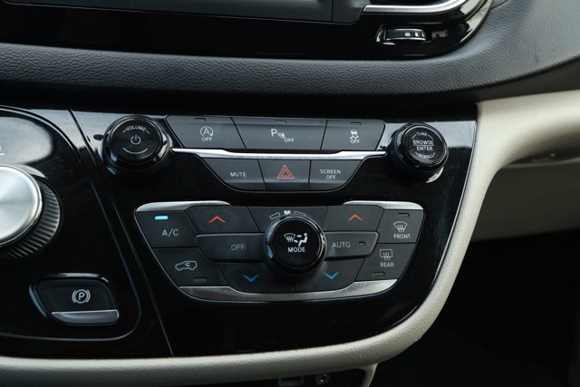 Used 2020 Chrysler Pacifica Touring-L image 19