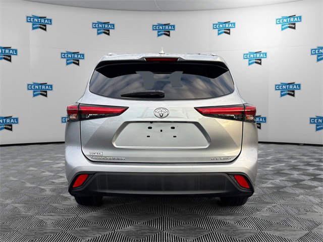 Used 2022 Toyota Highlander XLE image 4