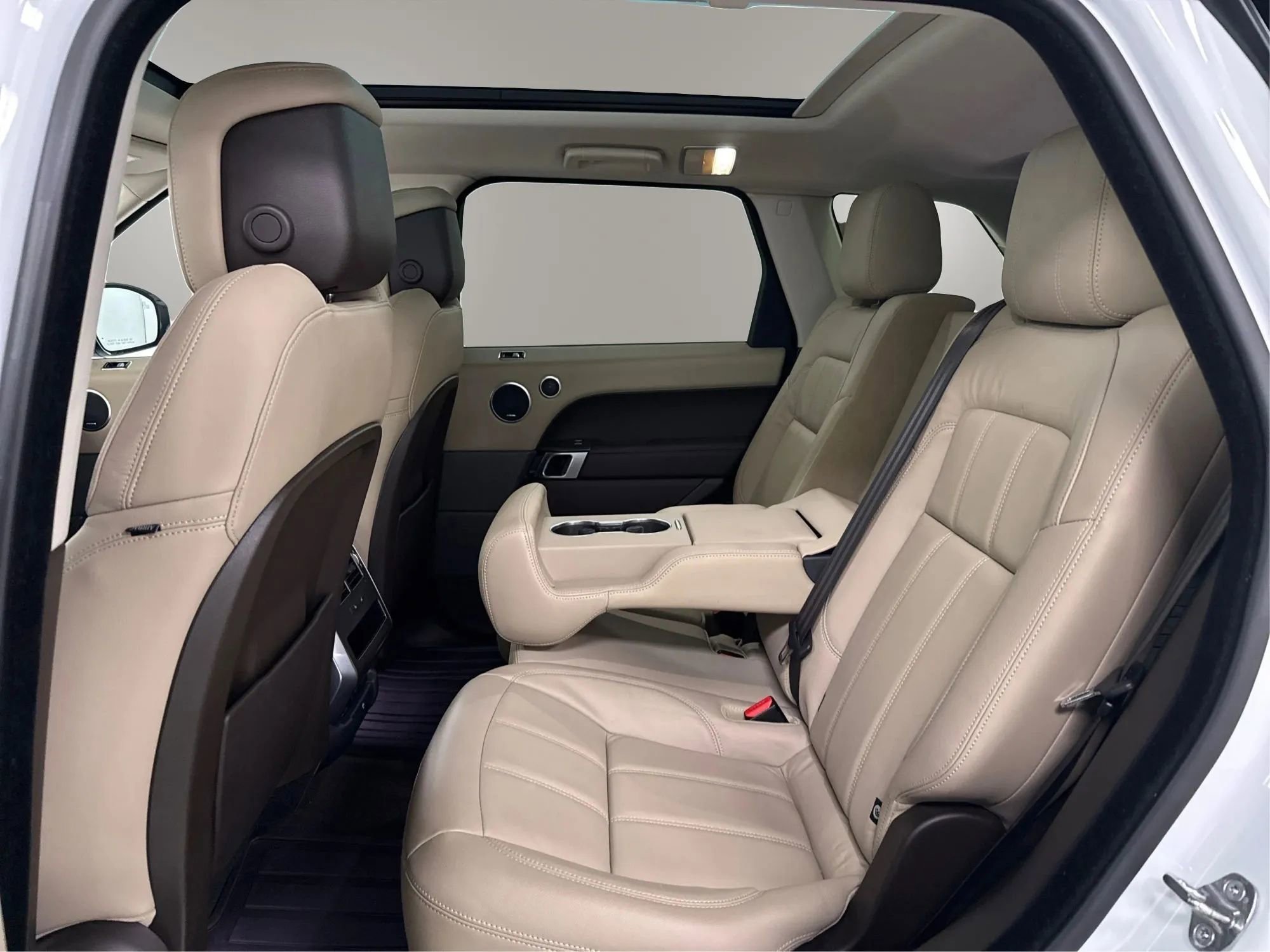 Used 2018 Land Rover Range Rover Sport SE image 10