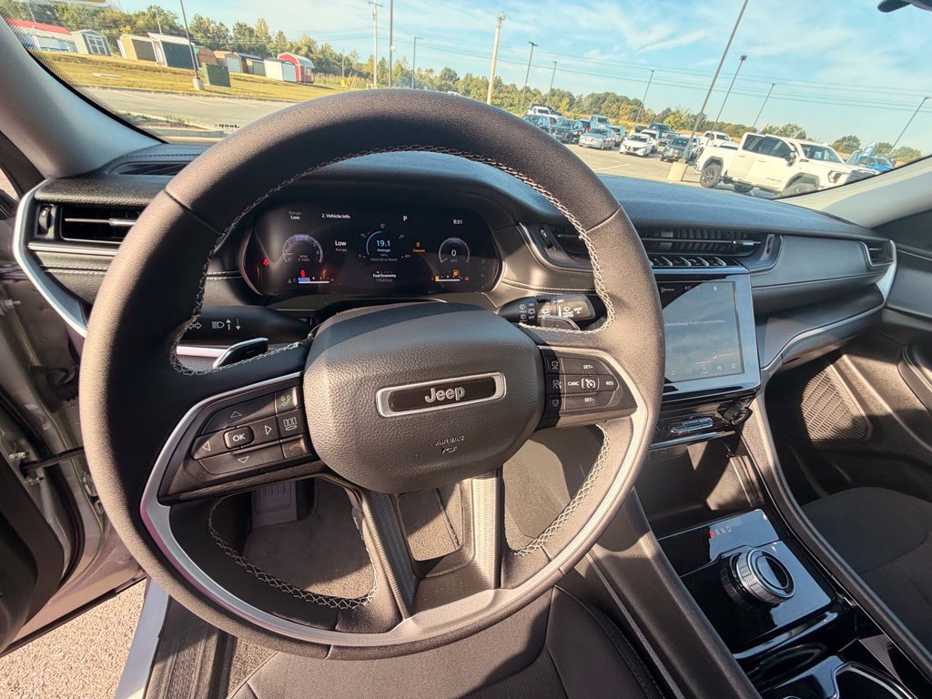 Used 2023 Jeep Grand Cherokee Laredo AWD/4WD image 18