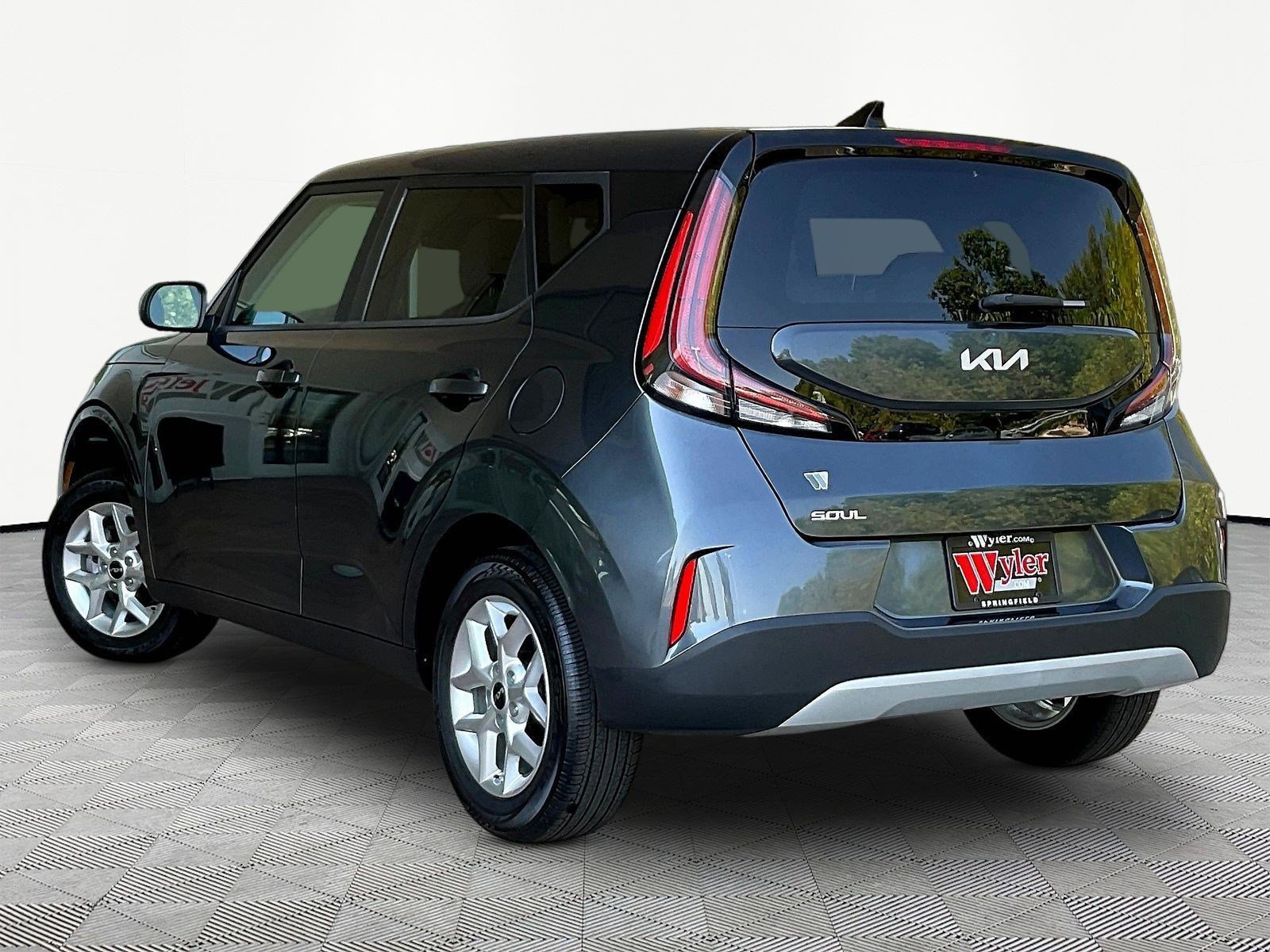 Used 2025 Kia Soul LX w/ LX Technology Package FWD image 4