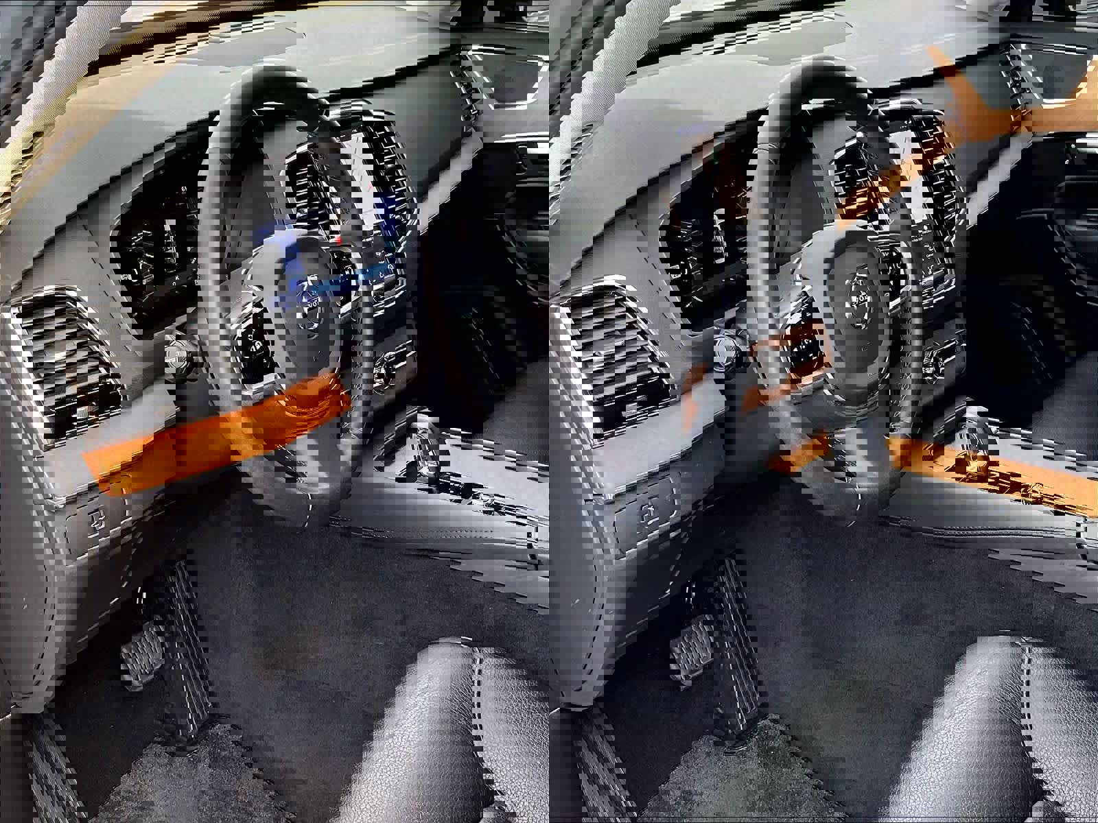 Used 2023 Volvo XC90 B6 Plus w/ Protection Package Premier image 16