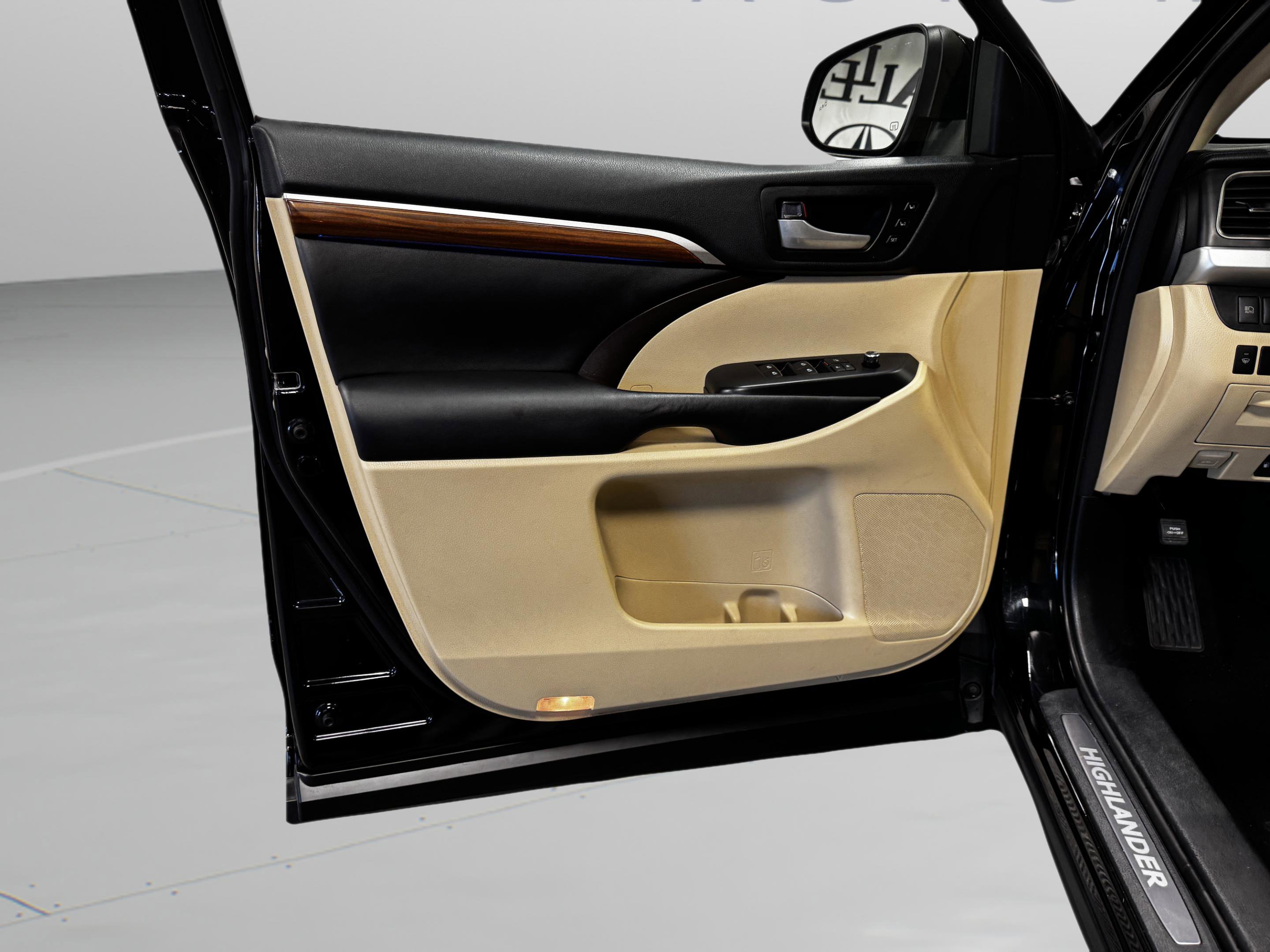 Used 2017 Toyota Highlander Limited AWD/4WD image 13