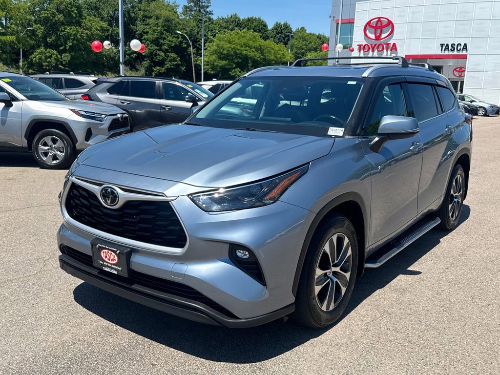 Used 2022 Toyota Highlander XLE AWD/4WD image 3