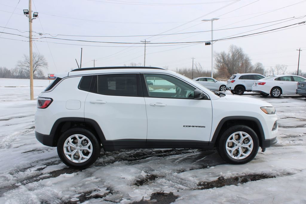 Used 2024 Jeep Compass Latitude AWD/4WD image 11