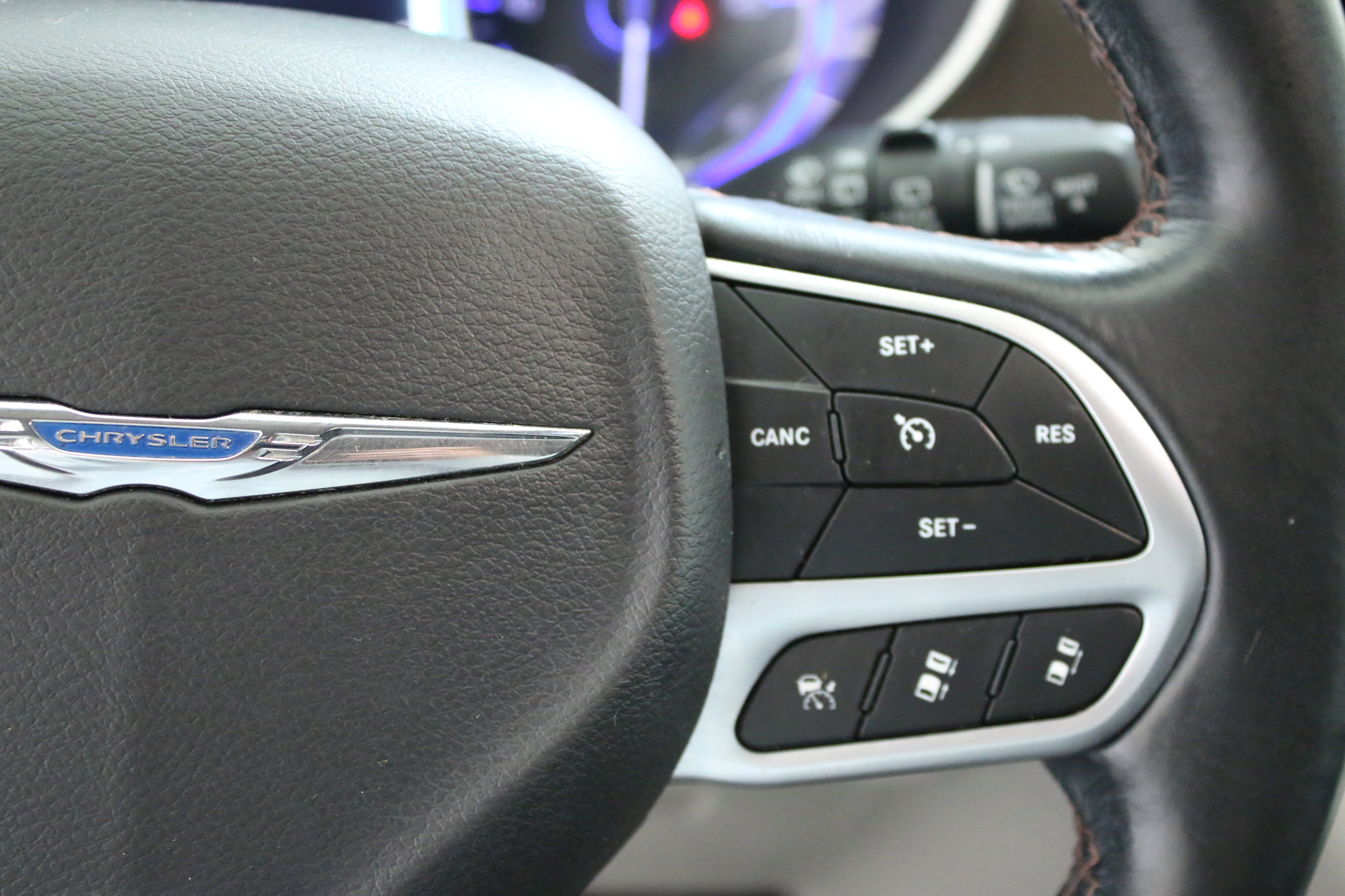 Used 2018 Chrysler Pacifica Touring-L w/ Advanced Safetytec Group FWD image 15