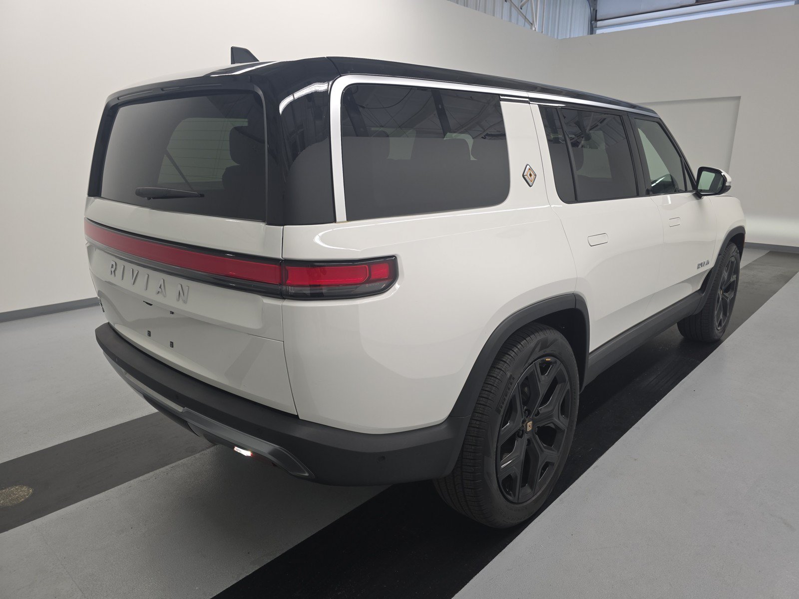 Used 2024 Rivian R1S Adventure AWD/4WD image 5