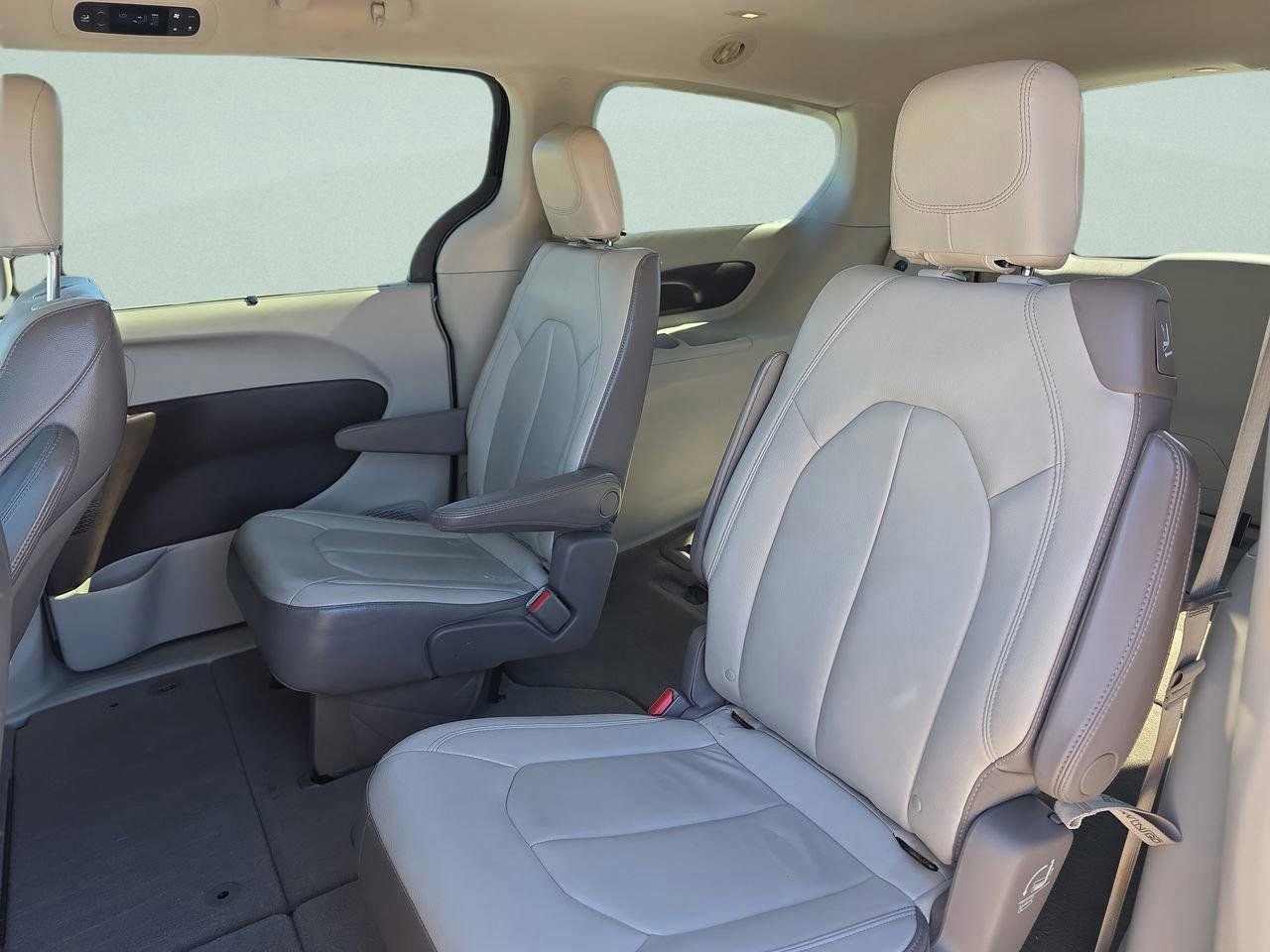 Used 2017 Chrysler Pacifica Touring-L image 13