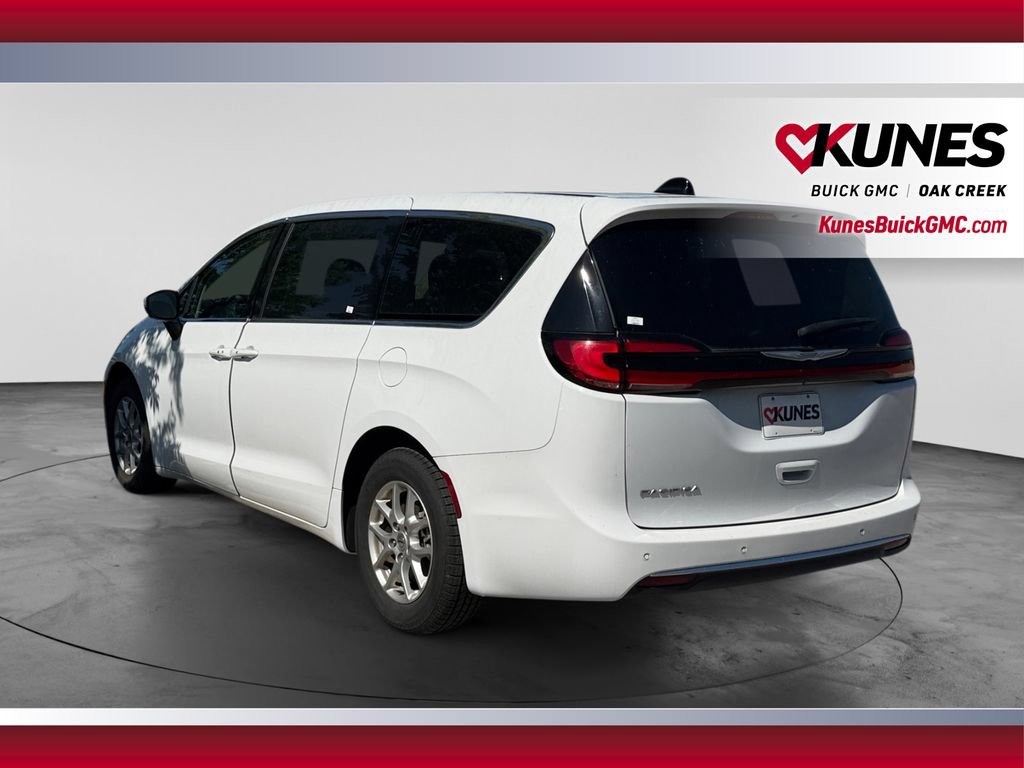 Used 2023 Chrysler Pacifica Touring-L FWD image 7