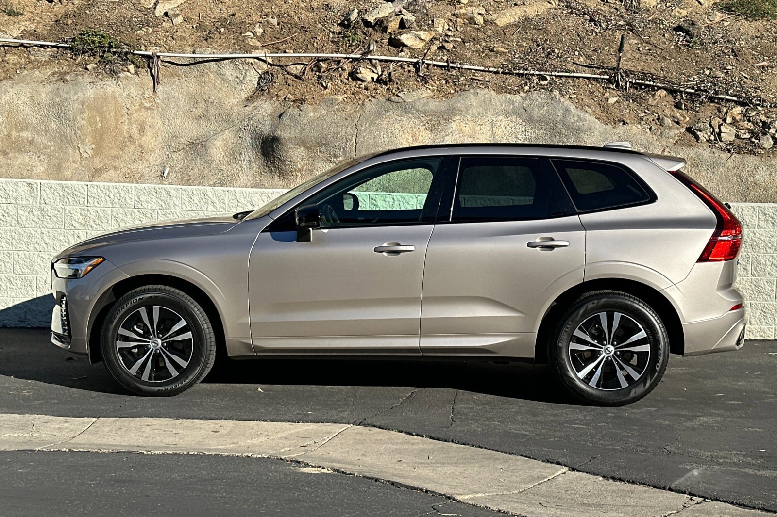 Certified 2025 Volvo XC60 B5 Core image 8