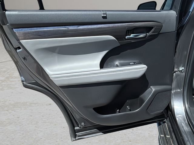 Used 2023 Toyota Highlander Platinum FWD image 13