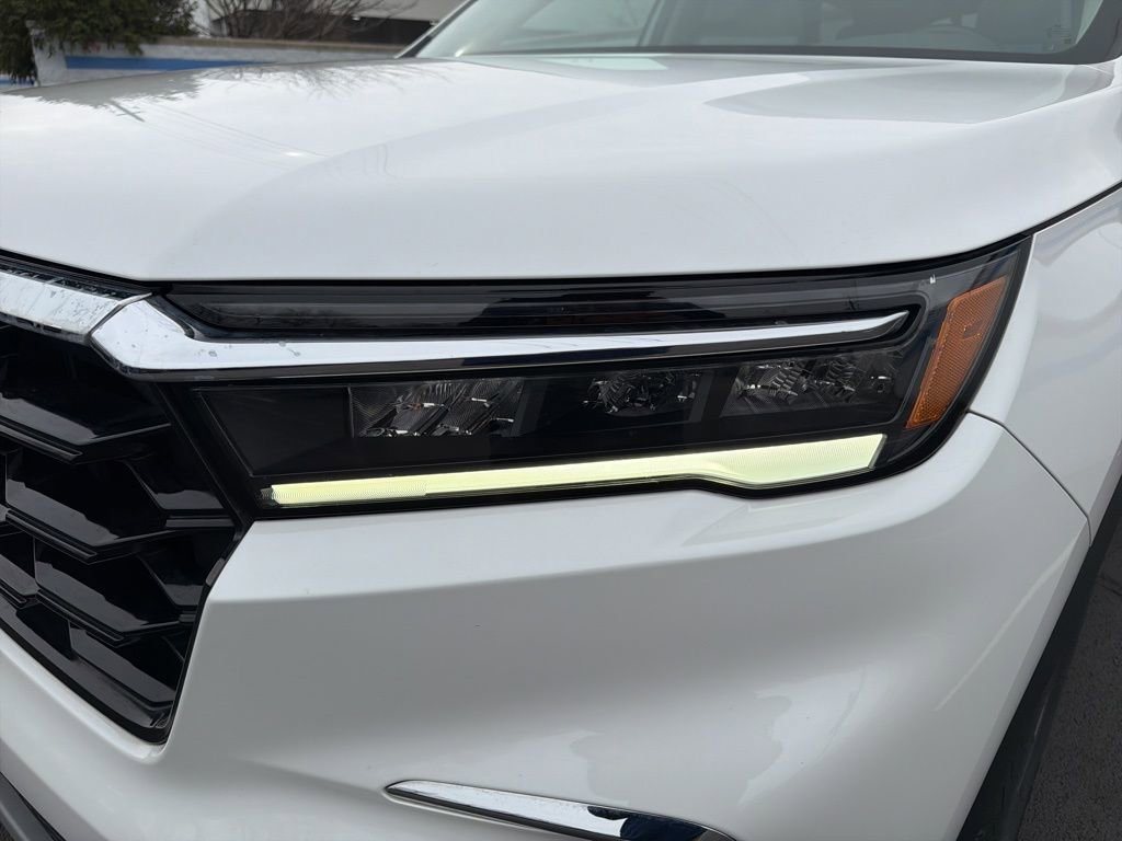 Certified 2023 Honda Pilot Touring image 9
