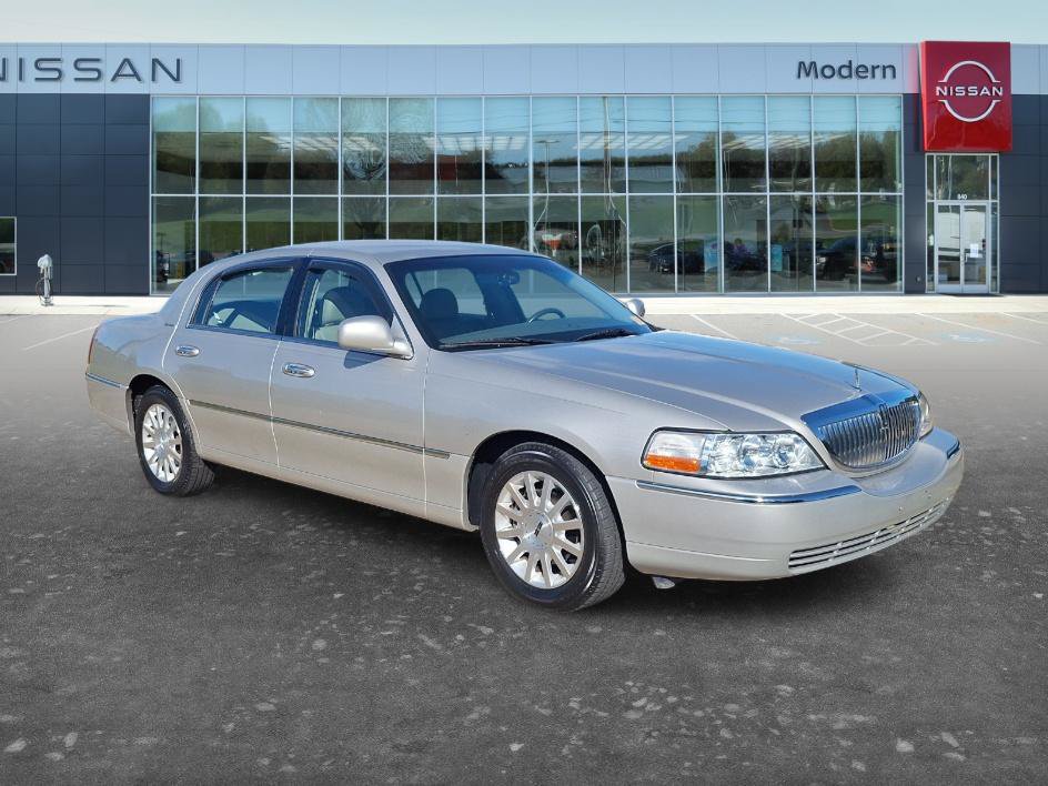 Used 2007 Lincoln Town Car Signature RWD image 3