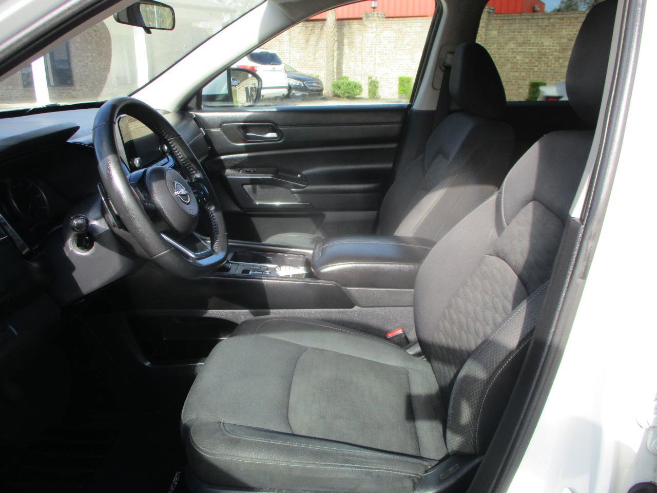 Used 2022 Nissan Pathfinder SV image 16