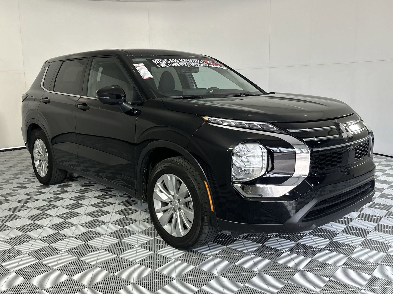 Used 2025 Mitsubishi Outlander ES image 2