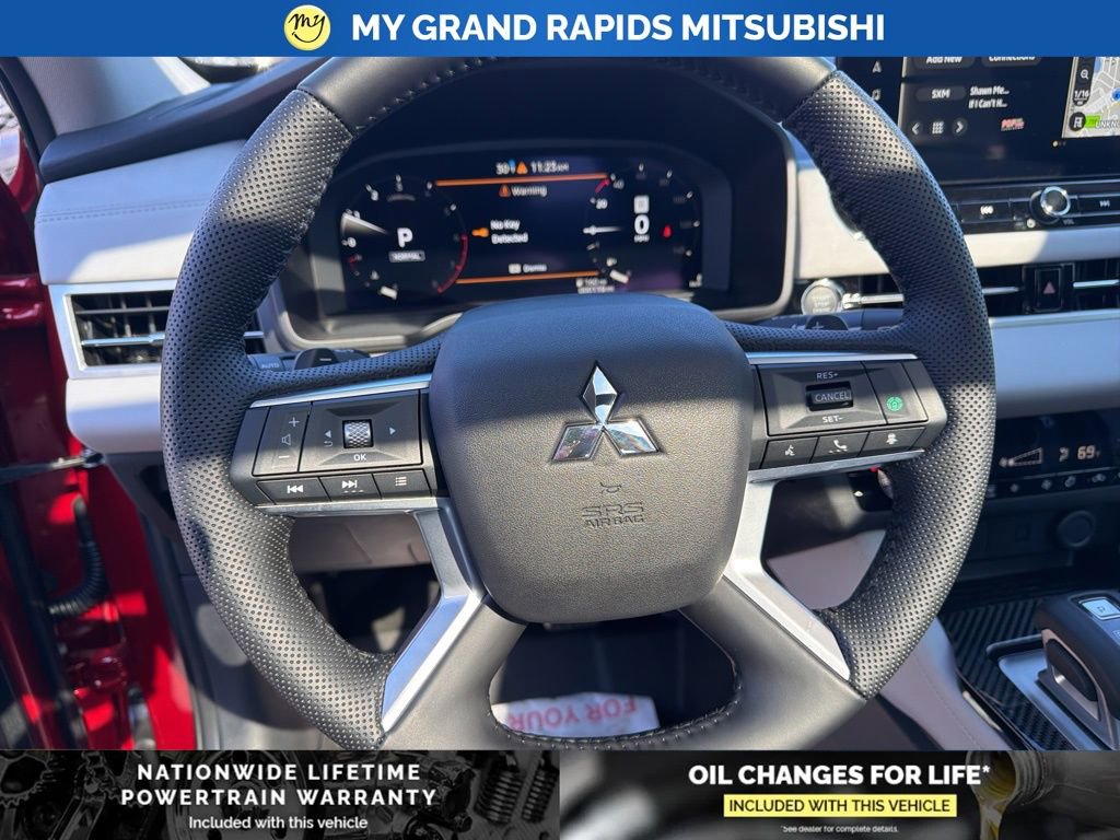 New 2025 Mitsubishi Outlander SE image 13