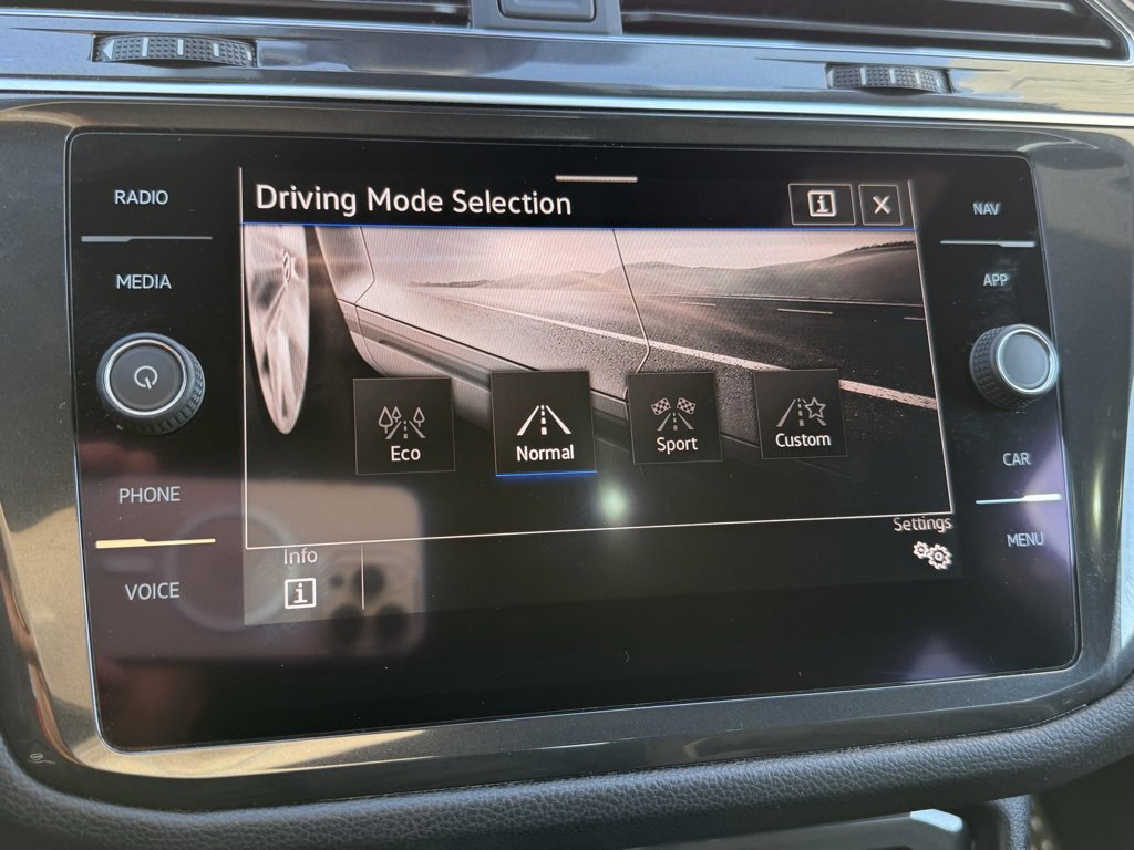 Used 2022 Volkswagen Tiguan SEL R-Line image 14