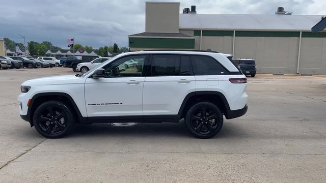 Used 2024 Jeep Grand Cherokee Limited w/ Black Appearance Package AWD/4WD image 5