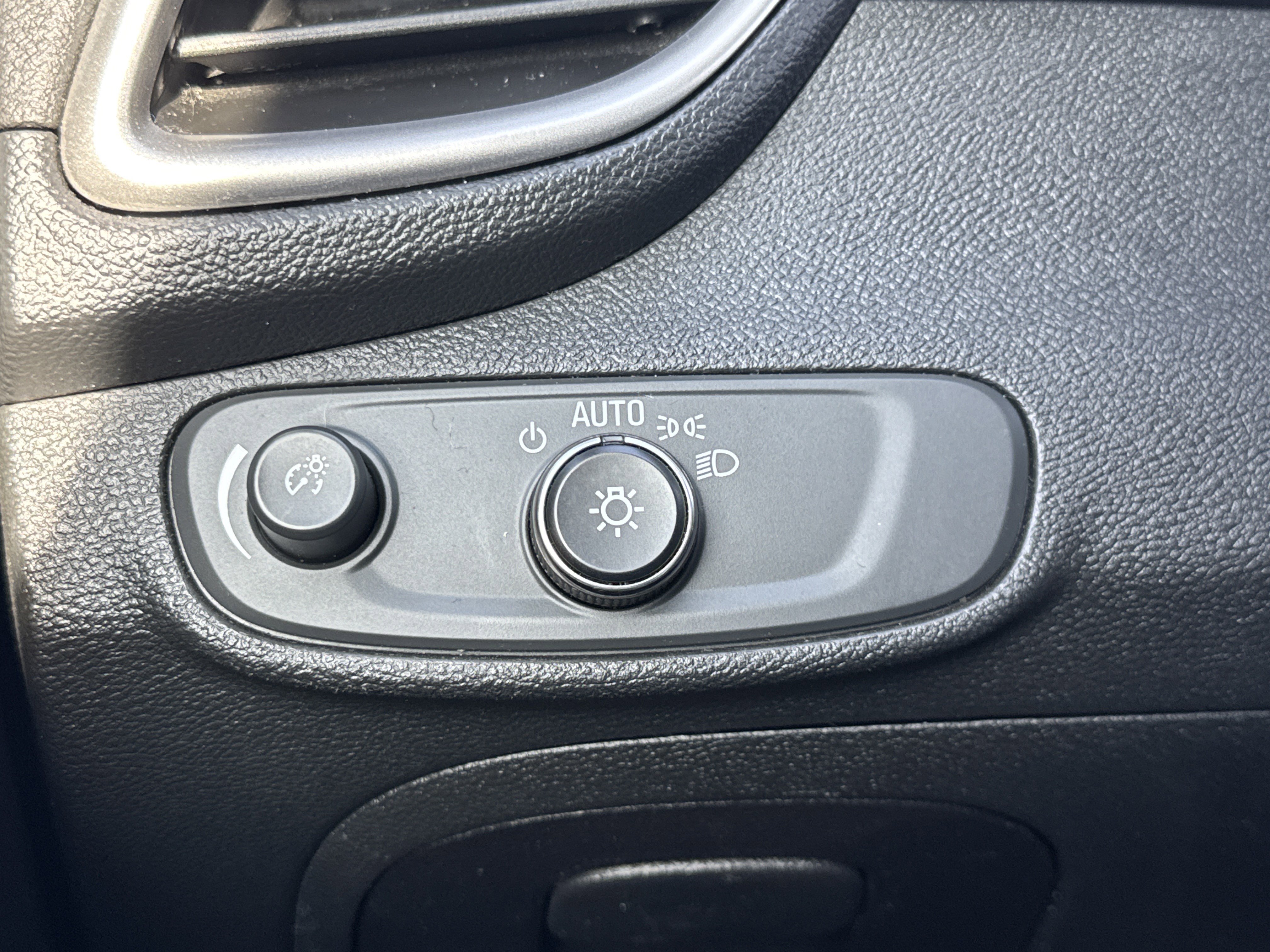 Used 2018 Chevrolet Trax LS image 21