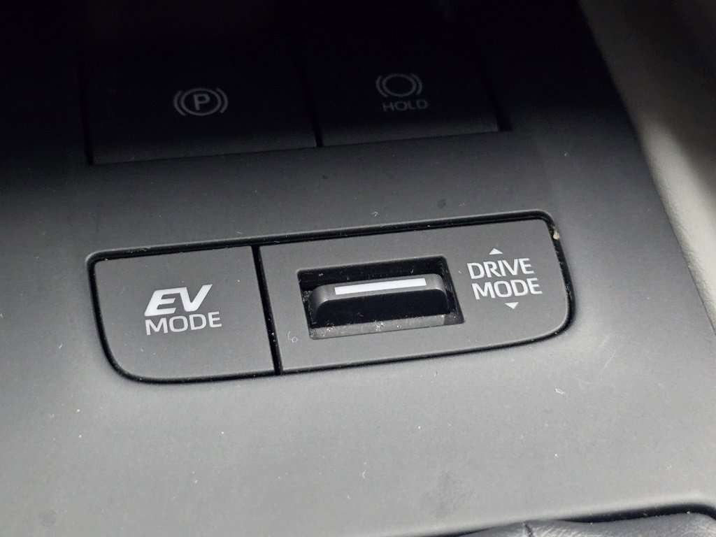 Used 2024 Toyota Venza XLE image 8