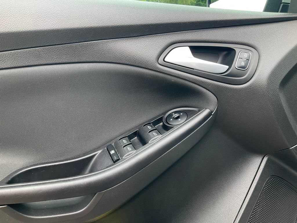 Certified 2017 Ford Focus SE FWD image 18
