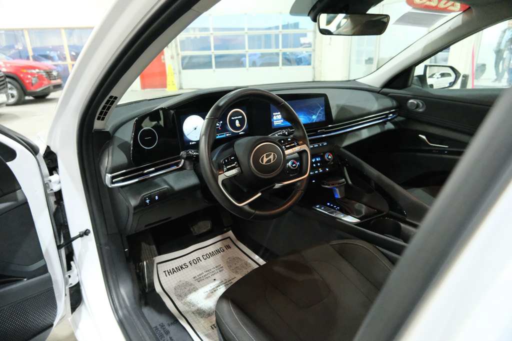 Used 2025 Hyundai Elantra SEL FWD image 15