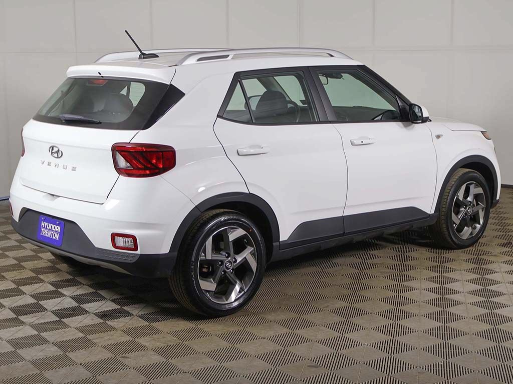 Certified 2024 Hyundai Venue SEL FWD image 9