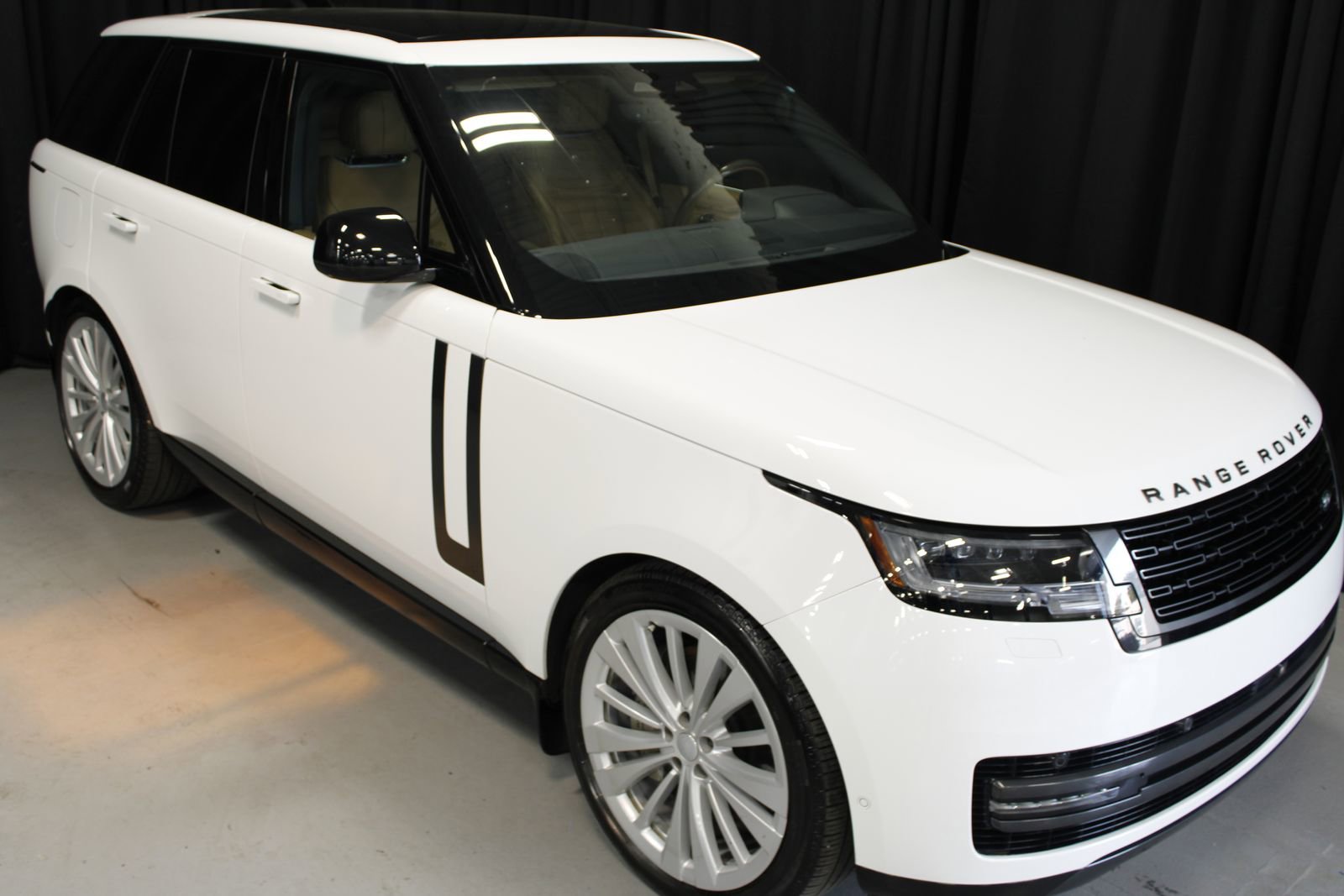 Used 2025 Land Rover Range Rover SE image 11