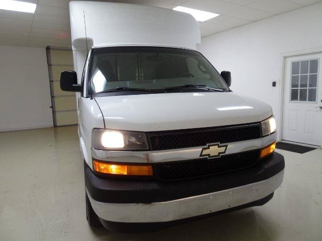 Used 2017 Chevrolet Express 3500 RWD image 9