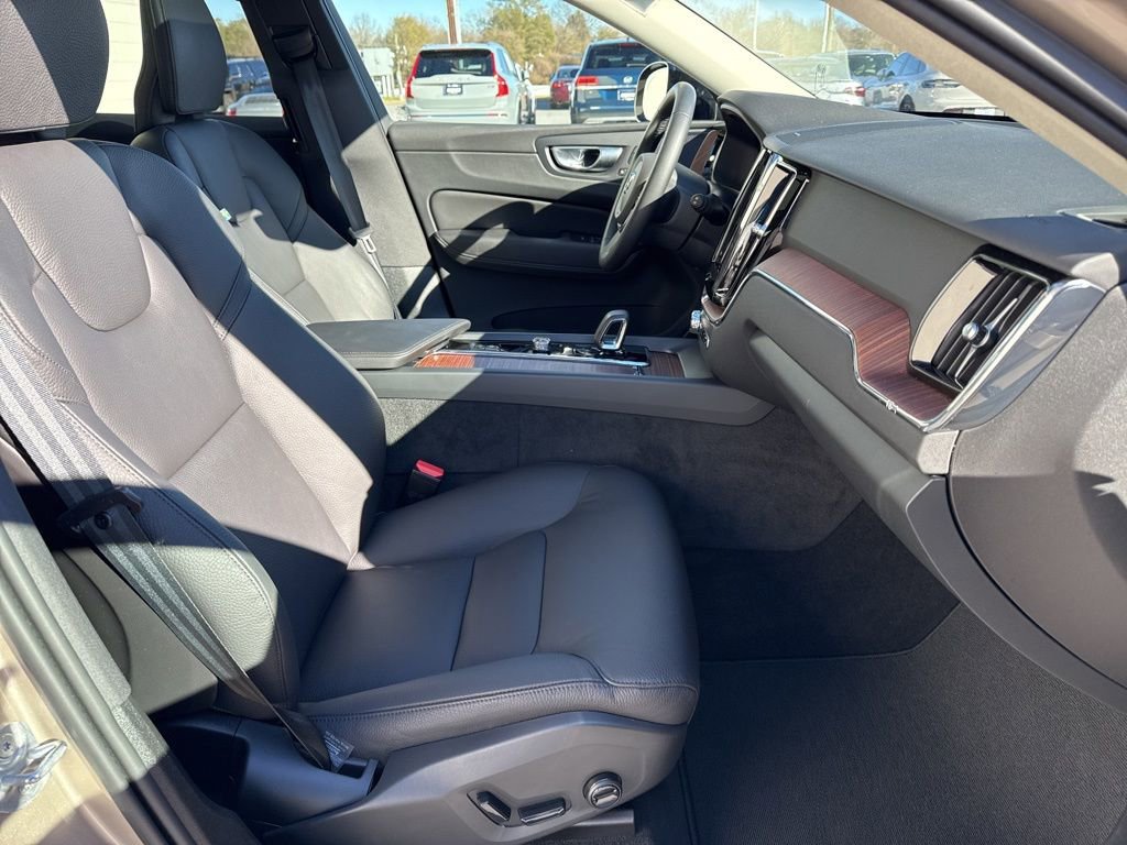 Used 2024 Volvo XC60 T8 Plus w/ Protection Package Premier image 34