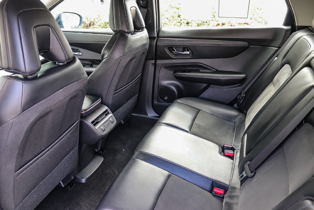 Used 2024 Nissan Ariya AWD image 18