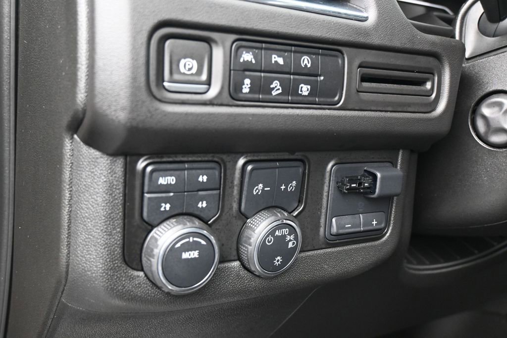 Used 2023 Chevrolet Tahoe Z71 w/ Luxury Package AWD/4WD image 14